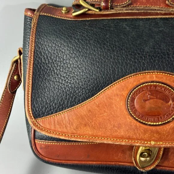 Vintage DOONEY & BOURKE BLACK ALL WEATHER LEATHER Crossbody Shoulder Purse - Picture 2 of 13